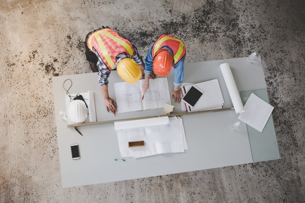 Deux personnes qui planifient une rénovation